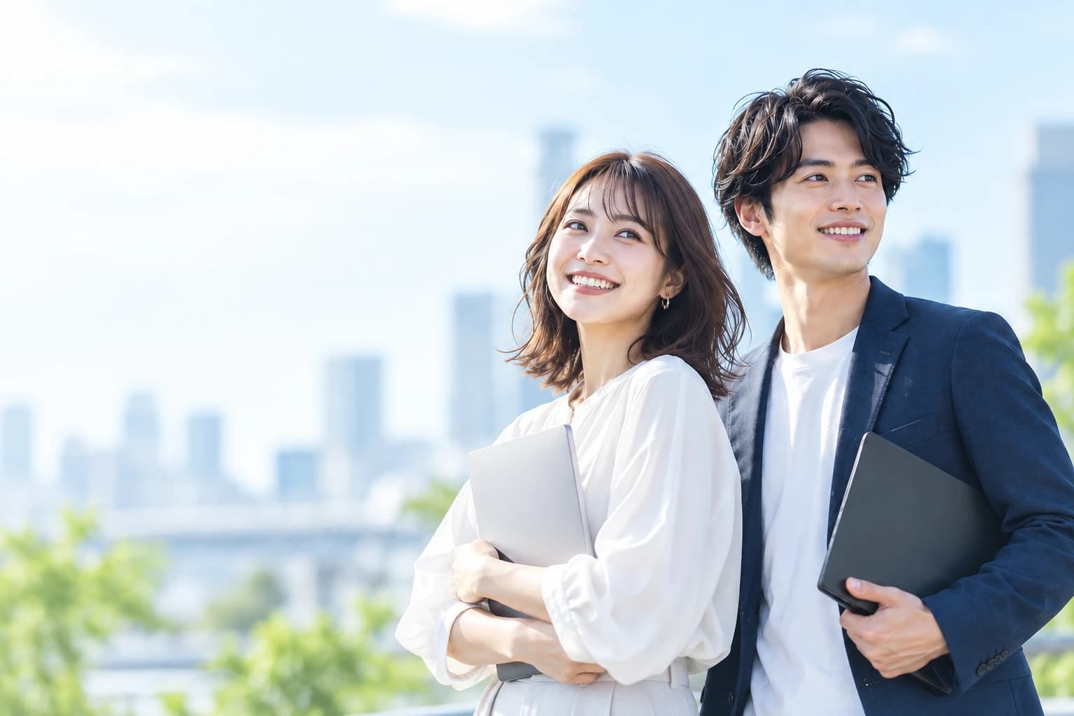 明るい自然光の中で、これからの働き方を考える女性と男性